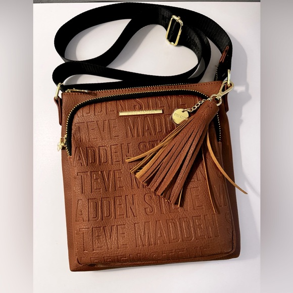 Steve Madden Handbags - Steve Madden crossbody bag